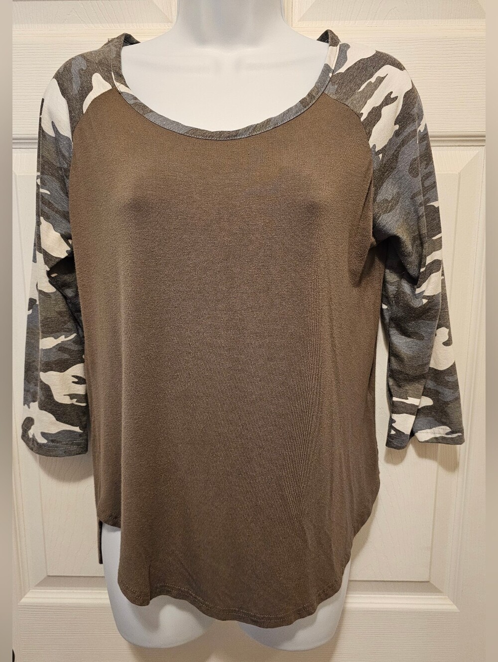Urban Heritage Camo Raglan 3/4 Sleeve Asymmetrical Hem Top Size L Like New